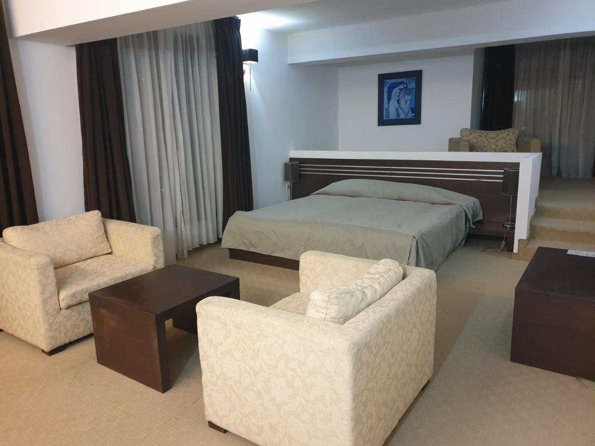 לובץ' Hotel Presidivm Palace מראה חיצוני תמונה
