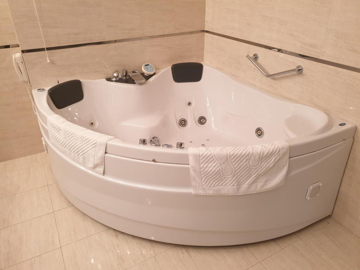 לובץ' Hotel Presidivm Palace מראה חיצוני תמונה